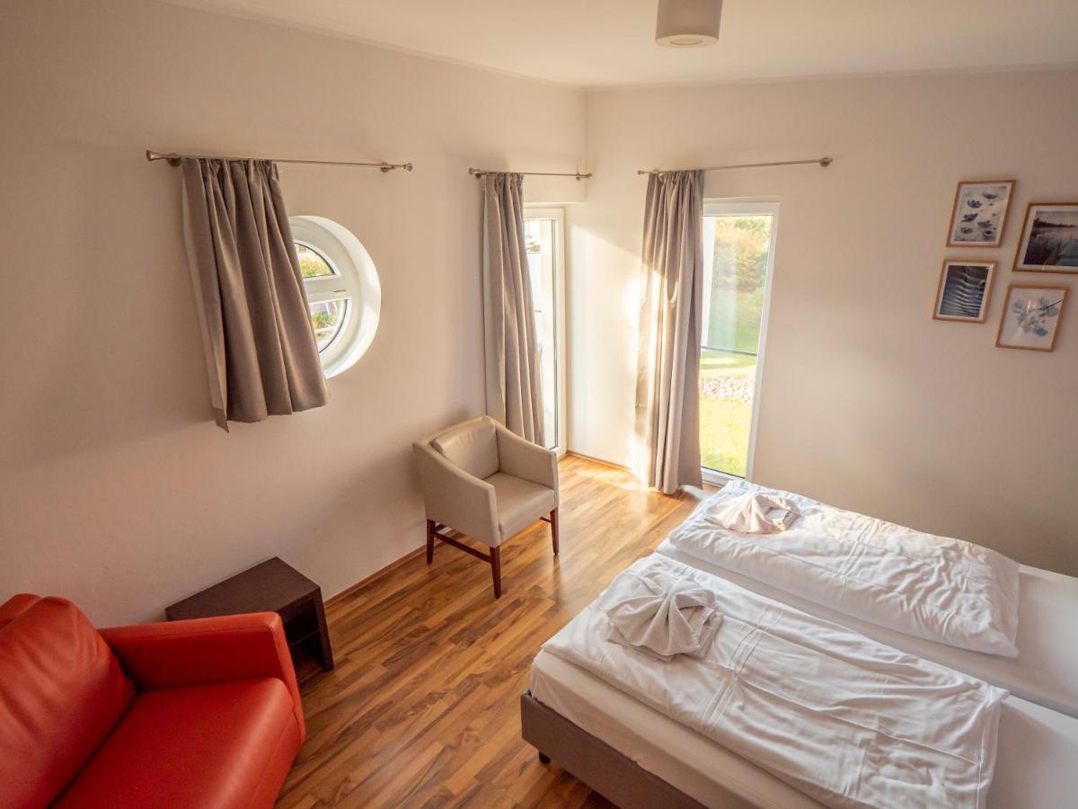 Marina Eldenburg - Ferienhauser Und Bootsverleih Am Tor Zur Muritz Waren  Extérieur photo